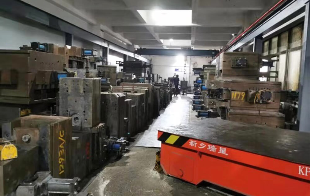 完善的模具存儲倉庫管理，保證能第一時(shí)間根據客戶(hù)的訂單安排生產(chǎn)，節省模具周轉的成本和時(shí)效。