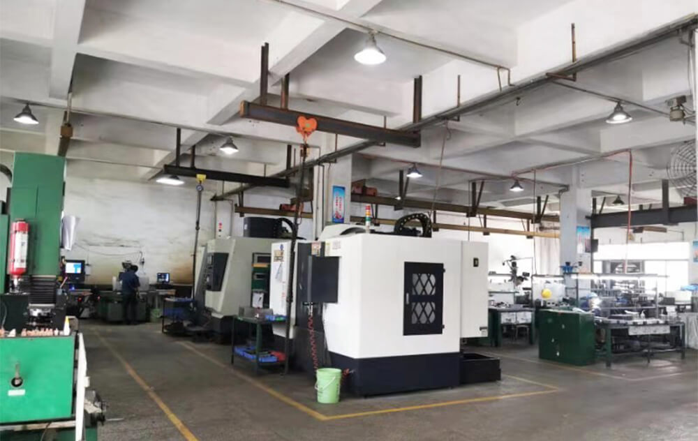 自有模具車(chē)間，擁有模具制作需要的各種機床、火花機、線(xiàn)切割機等設備，按客戶(hù)不同需要開(kāi)發(fā)新模。