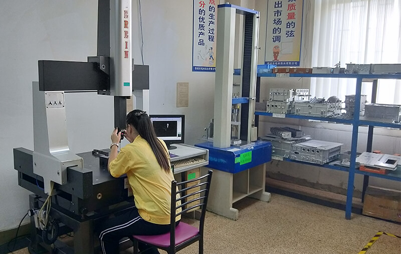 檢測中心：三次元，二次元，投影儀，鹽霧測試儀，探傷機，壓力測試，光譜分析儀，光澤計等21臺。