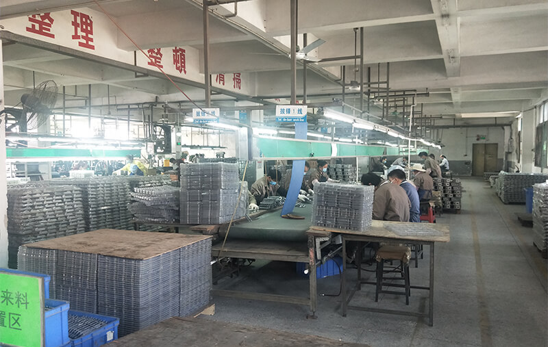 加工課：?jiǎn)屋S鉆床，整形線(xiàn)，去披鋒線(xiàn)，多軸鉆孔機，拉砂機，攻牙機，打磨線(xiàn)，甩干機等共55臺。